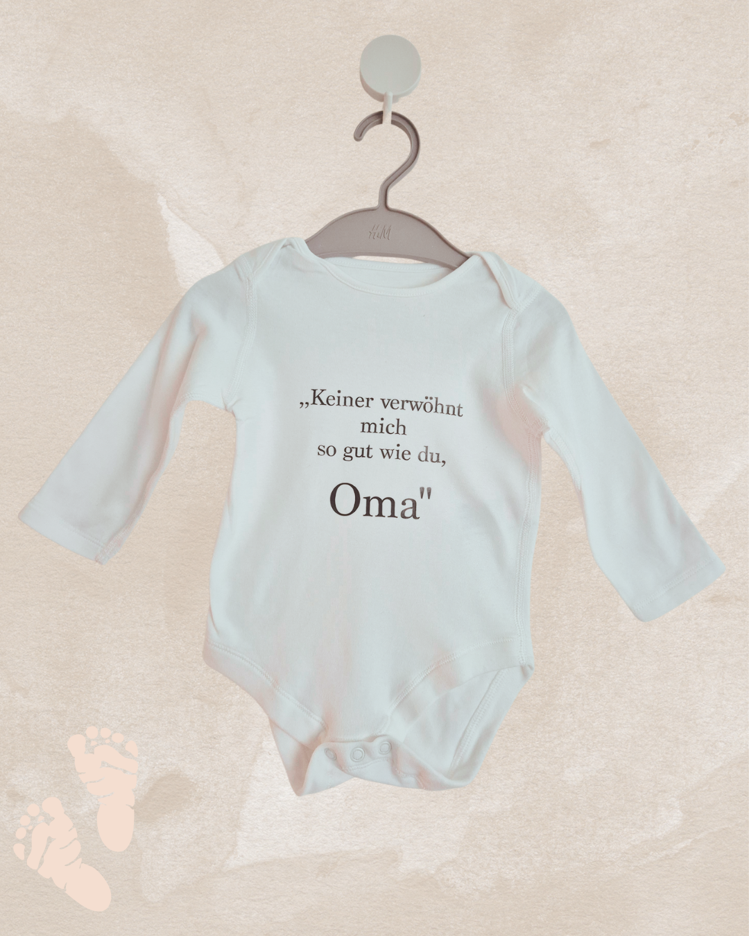 Zuckersüßer Babybody „Keiner verwöhnt mich so gut wie du, Oma“