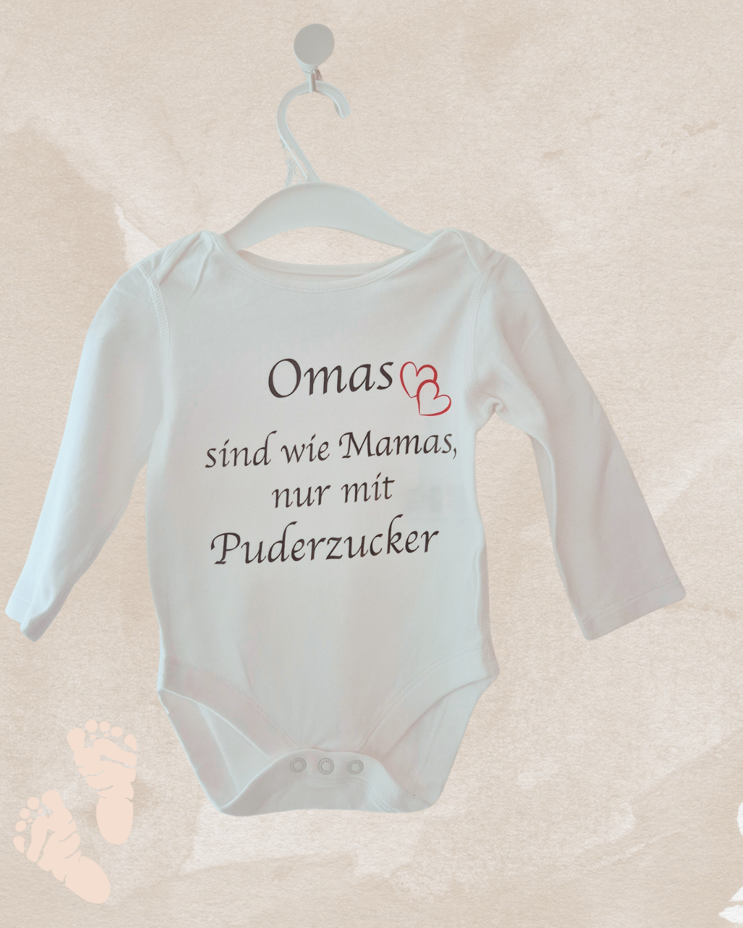 Zauberhafter Babybody „Omas sind wie Mamas, nur mit Puderzucker“